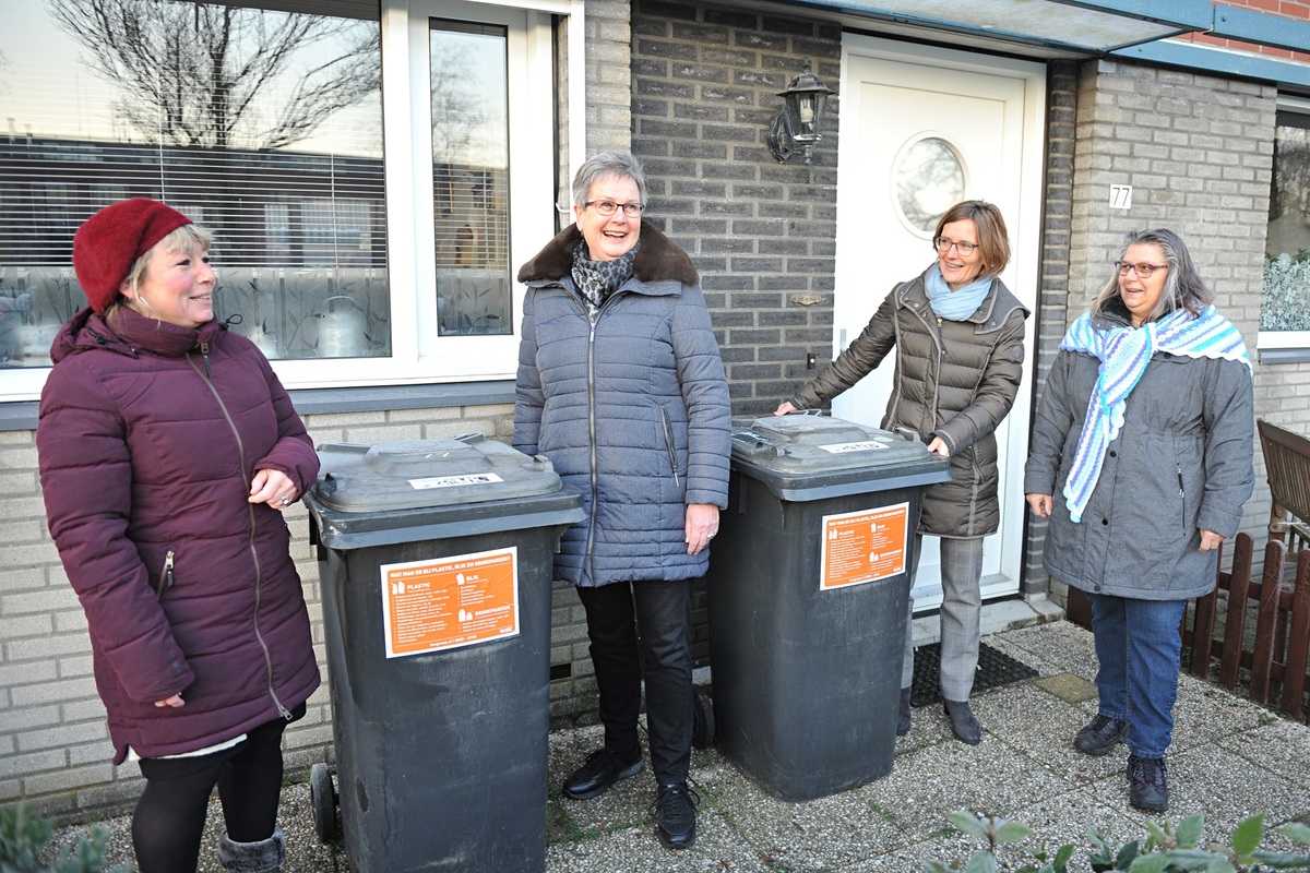 Foto van wethouder Sanna Munnikendam met bewoners en de eerste afvalbakken voor plastic in Zaanstad