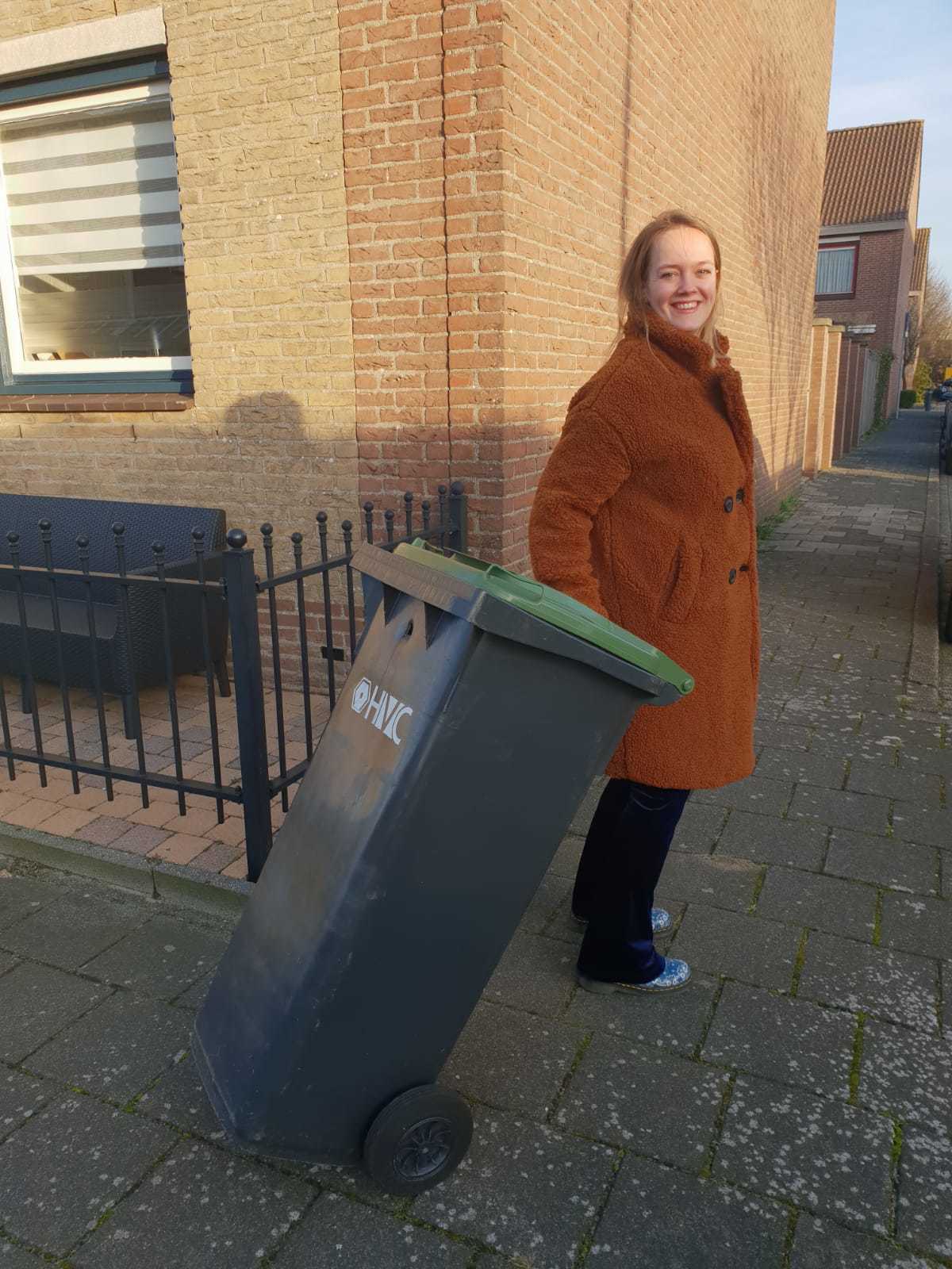 Foto van Maud met een afvalbak
